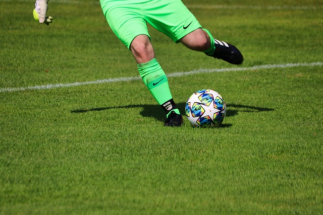 巅峰“梦三”难以撼动，C罗竟成梅西的背景板！.